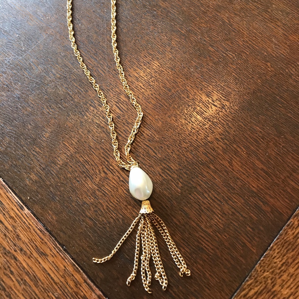 GOLD TONE NECKLACE WITH PEARL PENDANT
